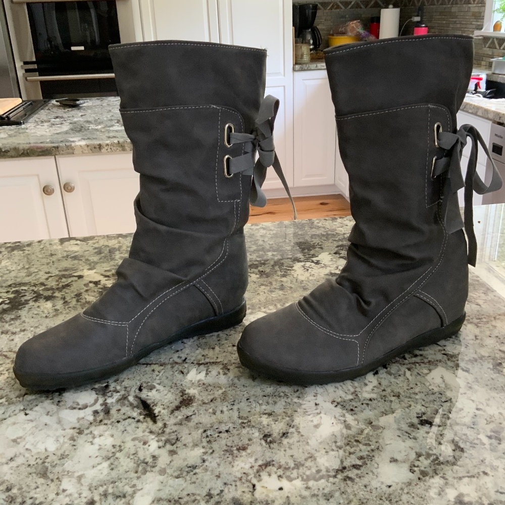 Women's gray suedelike boots. Size 41 $30